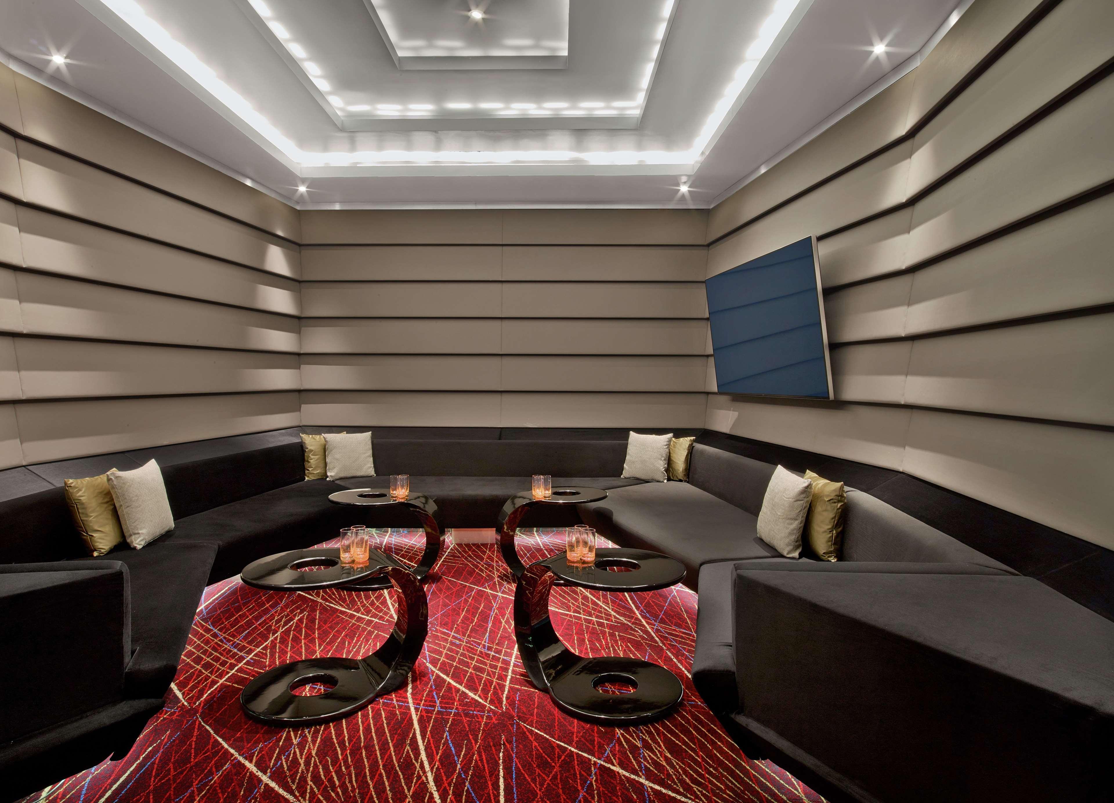 V Hotel Dubai, Curio Collection By Hilton Экстерьер фото The interior of the lounge