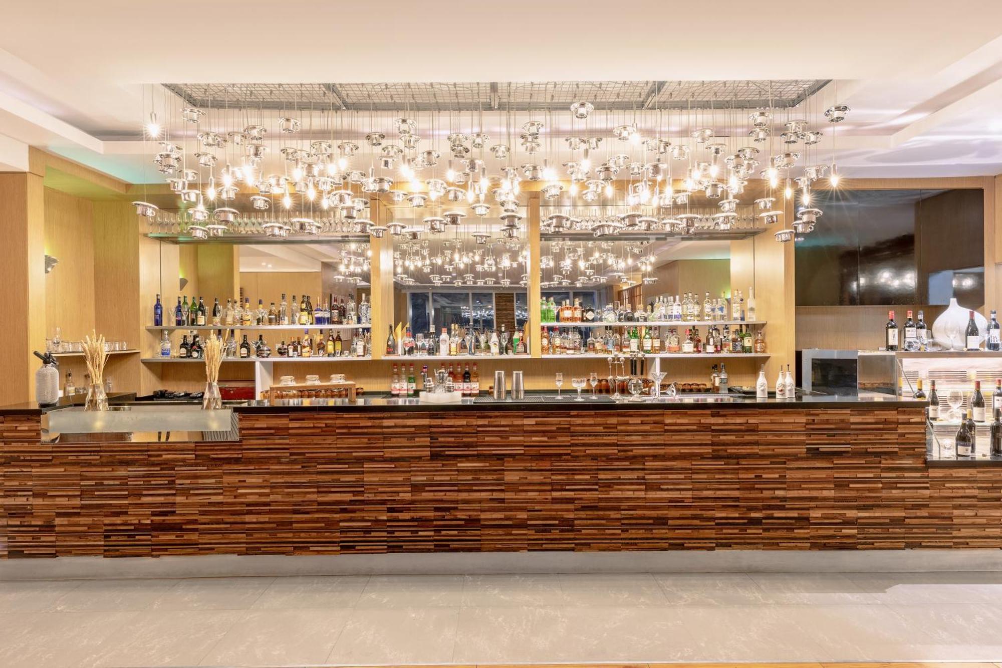 V Hotel Dubai, Curio Collection By Hilton Экстерьер фото The bar at the hotel