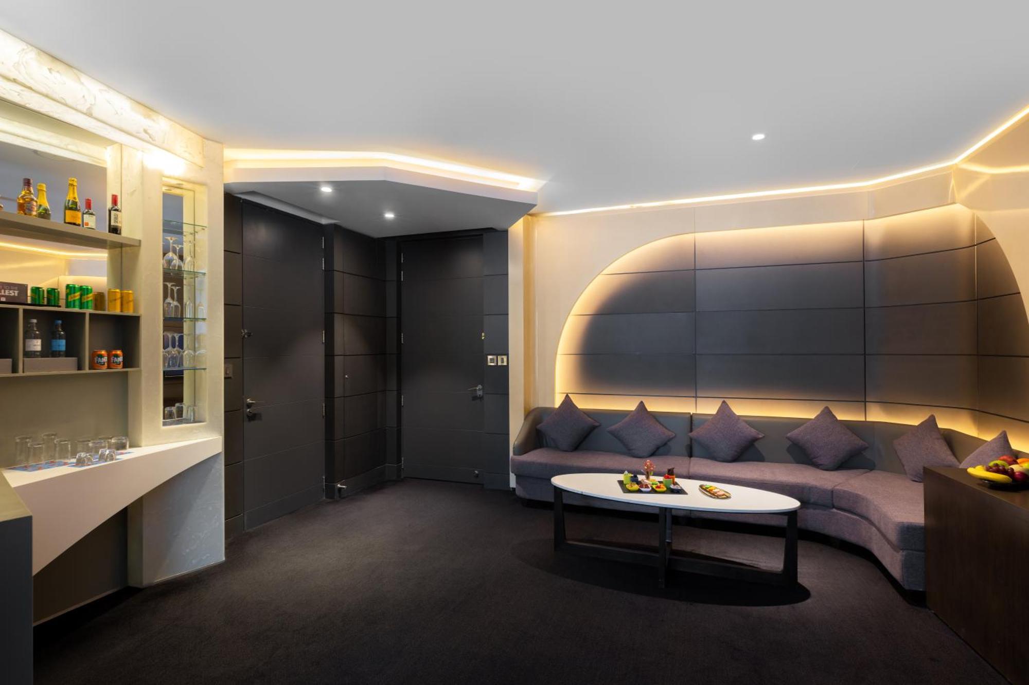 V Hotel Dubai, Curio Collection By Hilton Экстерьер фото The 2012-built suite
