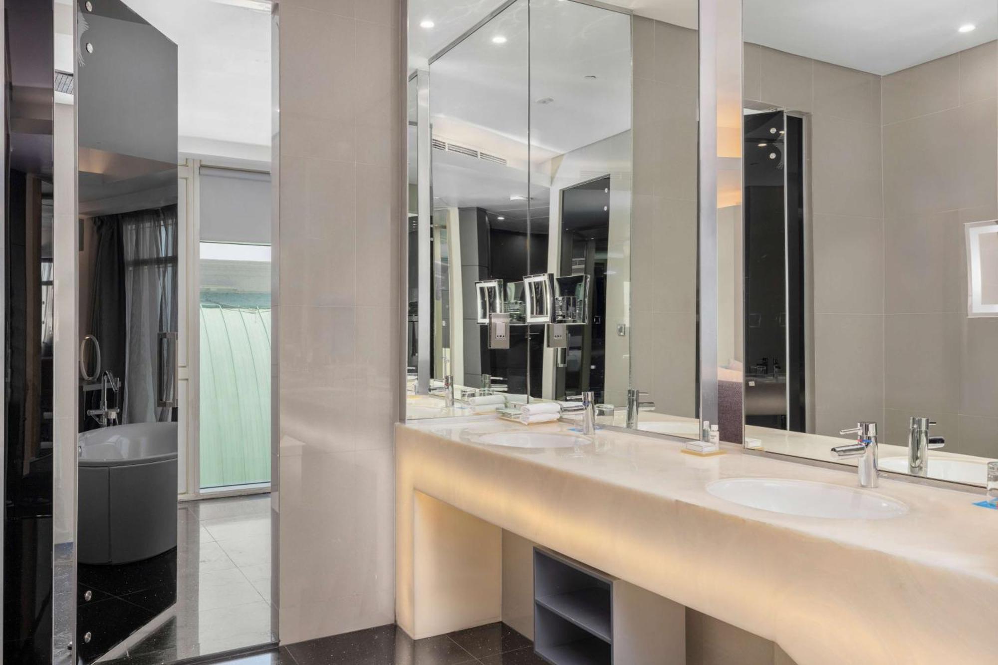 V Hotel Dubai, Curio Collection By Hilton Экстерьер фото